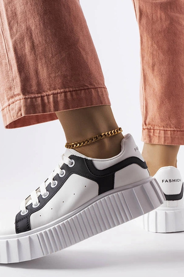 Tênis branco na plataforma... 2