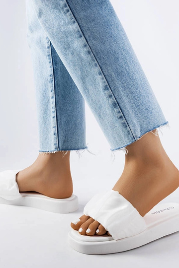 Chinelos com babados da... 2