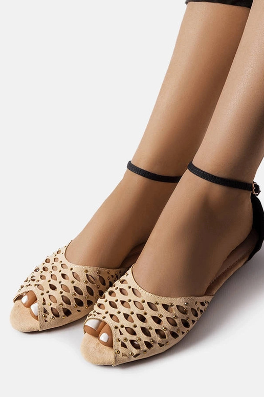 Sandálias vazadas bege com zircônias... Sandálias vazadas bege com zircônias...