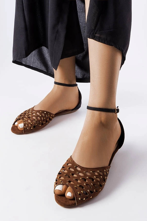 Sandália marrom vazada com zircônias... Sandália marrom vazada com zircônias...