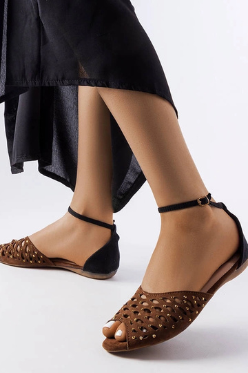 Sandália marrom vazada com... 2