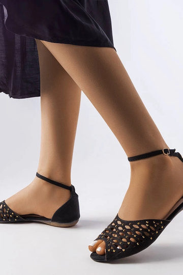 Sandália preta vazada com...