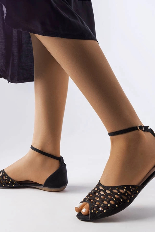 Sandália preta vazada com zircônias... Sandália preta vazada com zircônias...