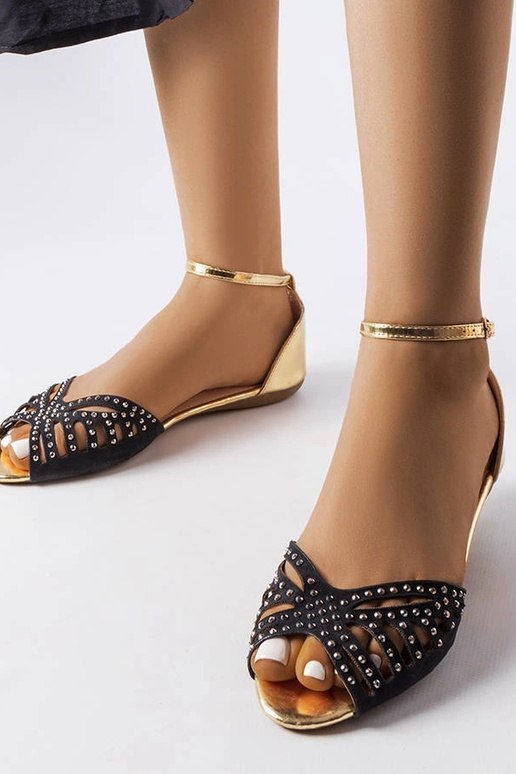 Sandália preta vazada com zircônias... Sandália preta vazada com zircônias...