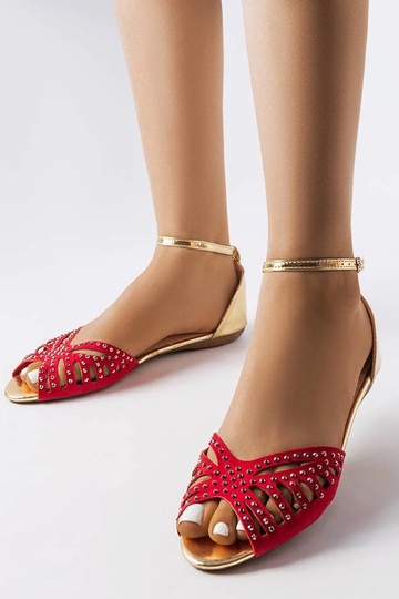 Sandálias vermelhas vazadas...