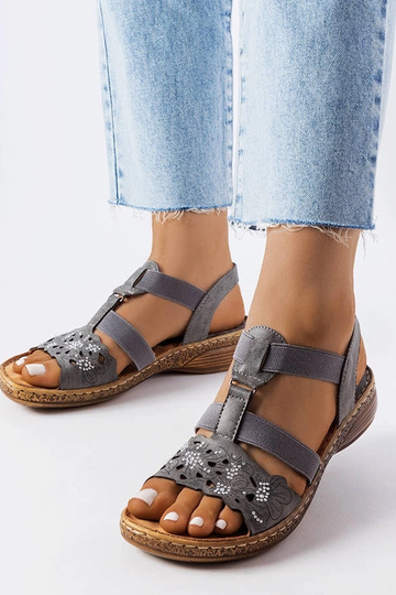 Sandálias esportivas...