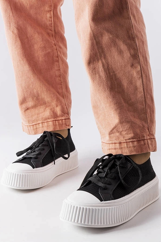 Tênis de tecido preto na plataforma...