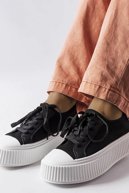 Tênis de tecido preto na plataforma...
