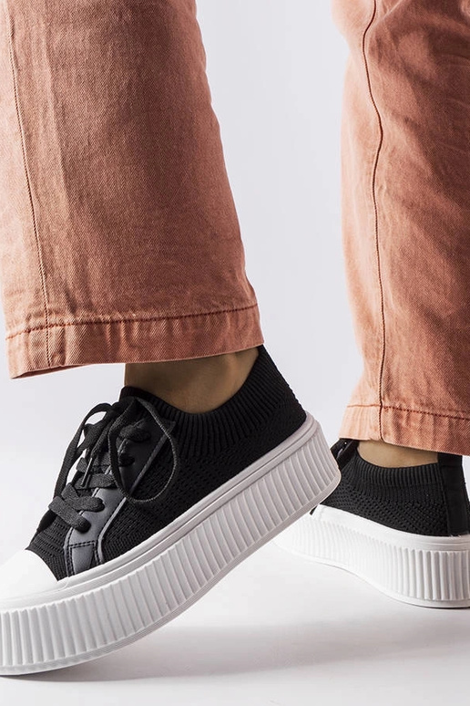 Tênis de tecido preto na plataforma...