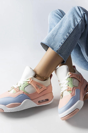 Tênis rosa feitos de... 2