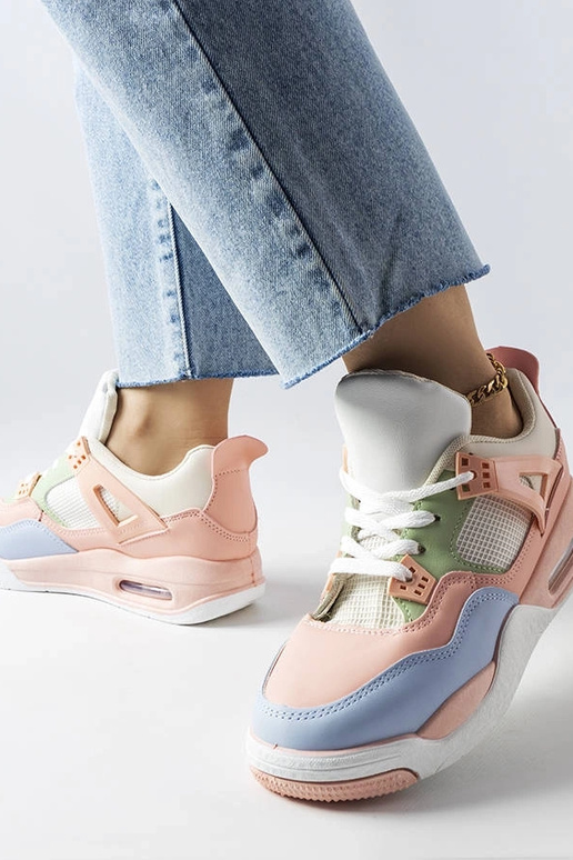 Tênis rosa feitos de materiais...