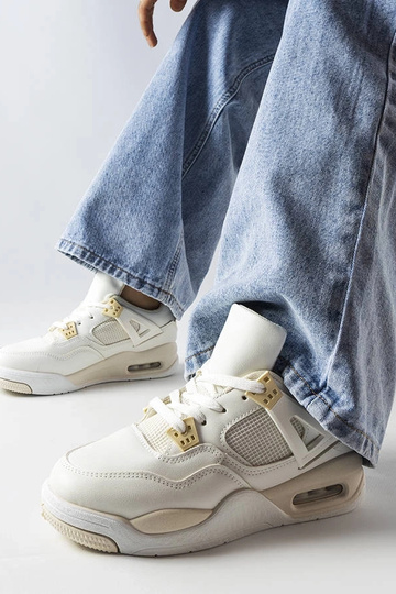 Tênis bege feitos de... 2