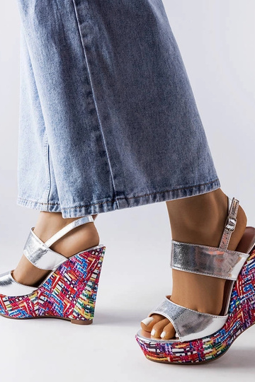 Sandálias prateadas com...