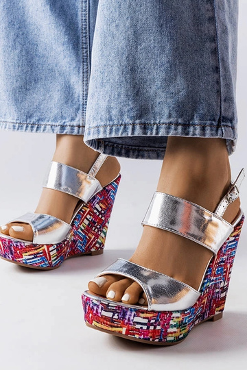 Sandálias prateadas com... 2