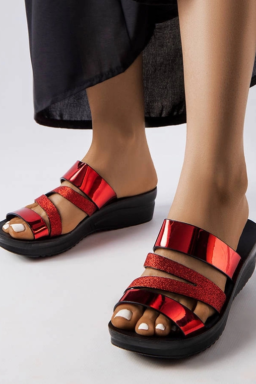 Os chinelos vermelhos brilhantes da Lola