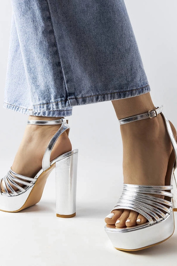 Sandálias Ariande de salto... 2