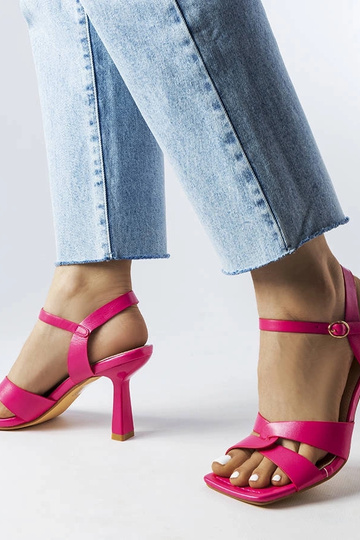 Sandália salto alto rosa...