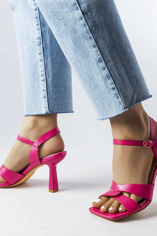 Sandália salto alto rosa com tira... Sandália salto alto rosa com tira...