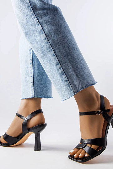 Sandália preta salto alto... 2