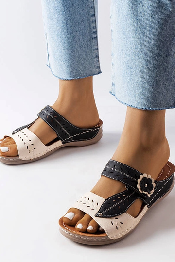 Chinelo preto com salto...