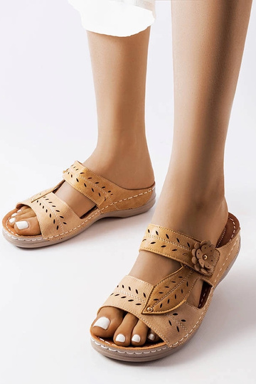 Chinelo bege com salto...