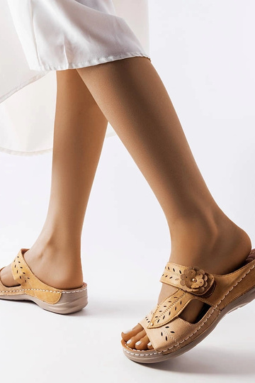 Chinelo bege com salto baixo Jolanta 2