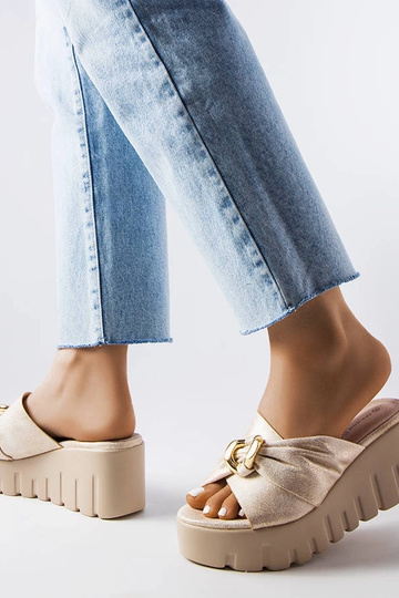Sandálias femininas Laura Gold Wedge 2
