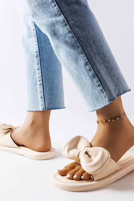 Chinelo bege com laço Lende