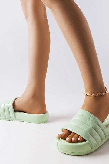 Chinelos verdes decorados...