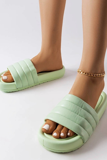 Chinelos verdes decorados... 2