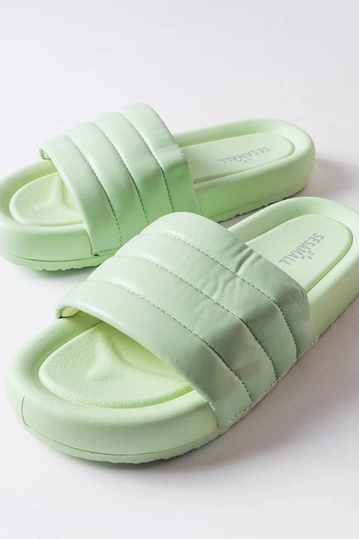 Chinelos verdes decorados com...