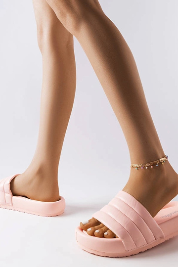 Chinelos rosa decorados com... 2