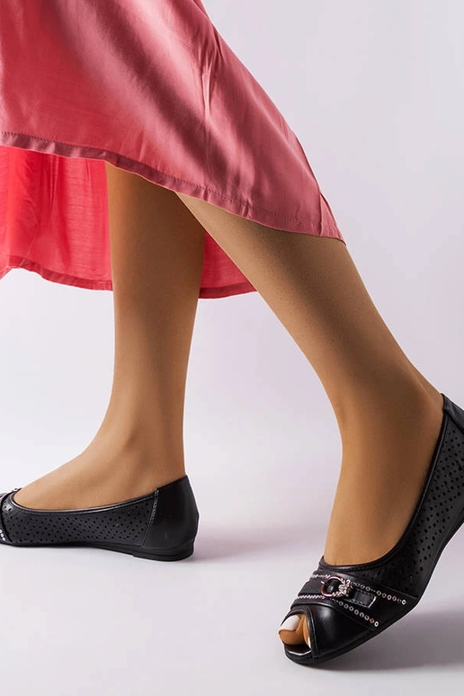 Sapatilhas pretas vazadas com zircões...