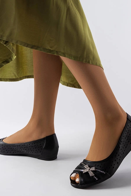 Sapatilhas pretas vazadas com laço...