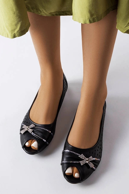 Sapatilhas pretas vazadas com laço...