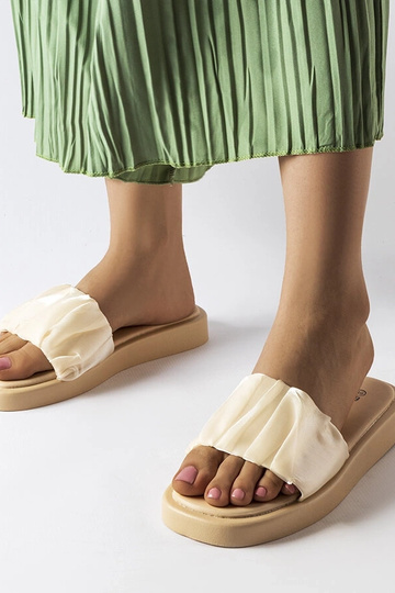 Slides bege decorados com babados Boulevard