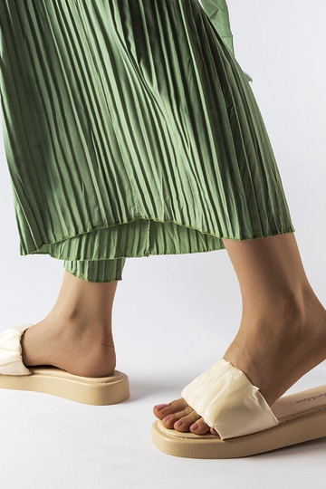 Slides bege decorados com... 2