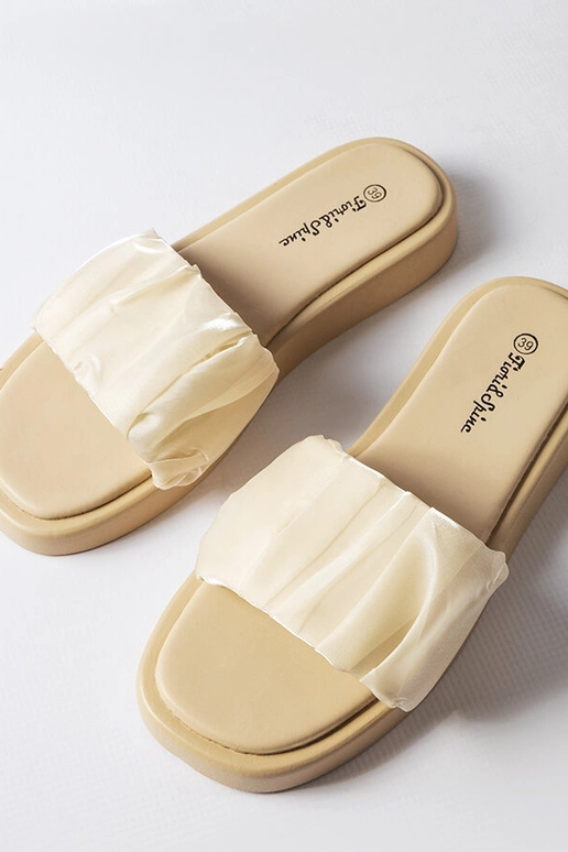 Slides bege decorados com babados...