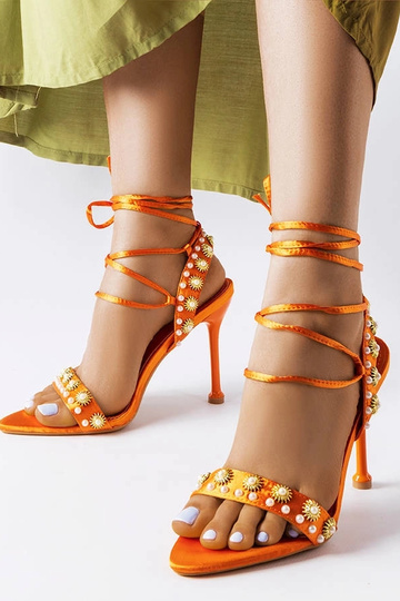 Sandálias laranja decoradas...