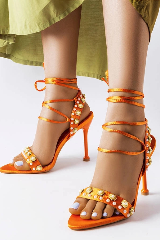 Sandálias laranja decoradas com... Sandálias laranja decoradas com...