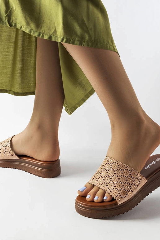 Slides vazados rosa com zircões Irvine