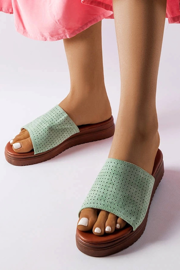 Chinelo verde com cabedal...