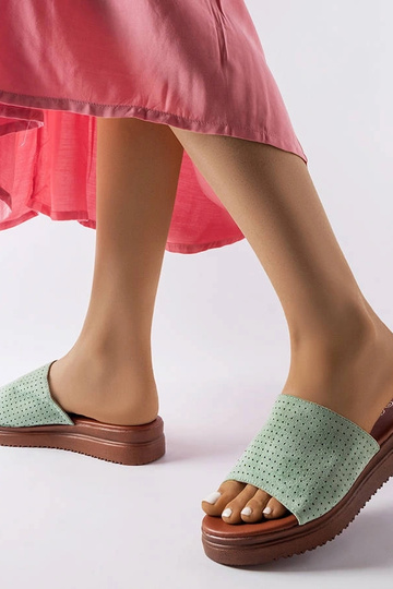 Chinelo verde com cabedal... 2