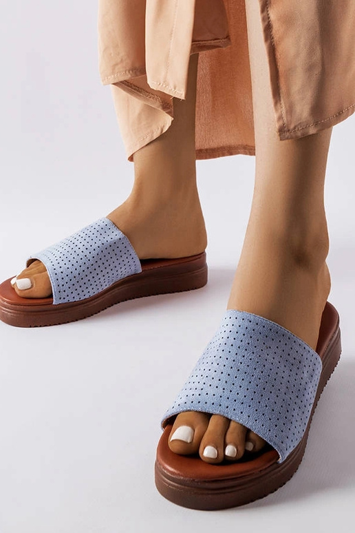 Chinelos azuis vazados da Idabel