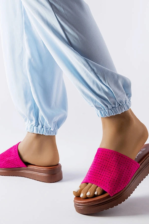 Chinelo rosa escuro com cabedal...