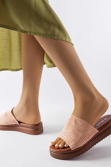 Chinelo rosa com cabedal...