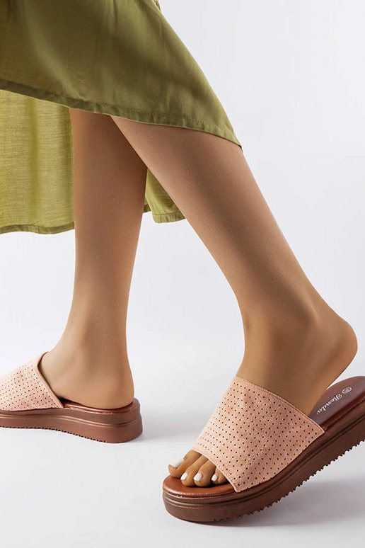 Chinelo rosa com cabedal vazado Idabel Chinelo rosa com cabedal vazado Idabel