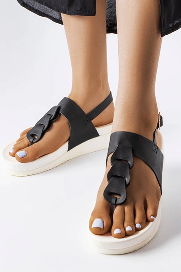 Sandálias pretas...