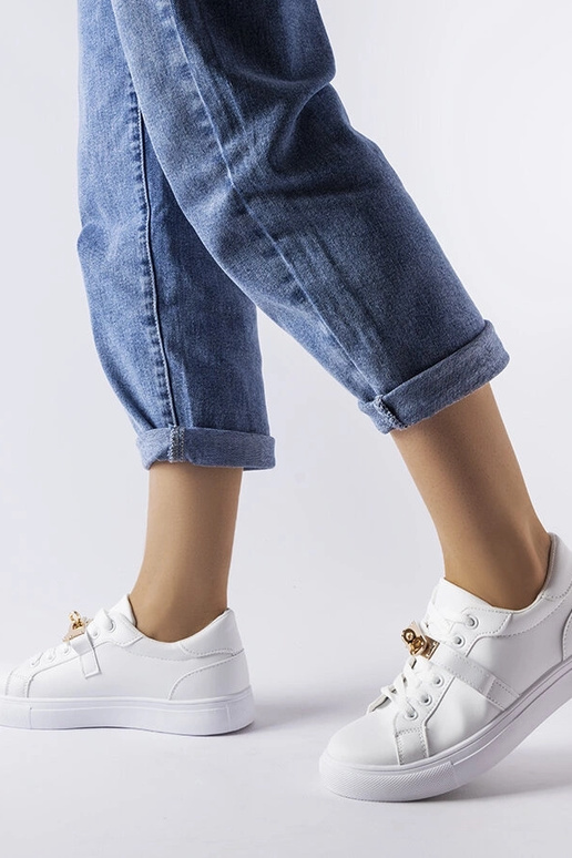 Tênis branco com detalhe dourado...