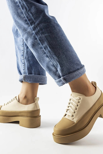 Sapatos baixos bege escuro...